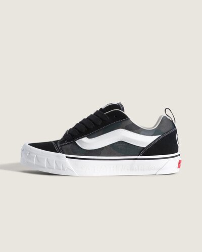 <p>Inspirado no legado do streetwear, o ícone japonês BAPE traz sua estampa camuflada característica, o icônico logotipo “STA” em formato de estrela e os detalhes de dentes de tubarão para o marcante Knu Skool de proporções oversized. A silhueta inspirada nos anos 90 combina o design inconfundível da BAPE com cabedal de camurça, Sidestripe™ 3D acolchoada e sola com estampa Checkerboard.</p>