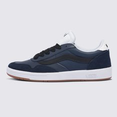 O visual tradicional das origens Vans, com um plus de conforto! A sensação de andar sobre as nuvens é possível. A silhueta clássica da Vans que você já conhece agora com uma tecnologia exclusiva de conforto elevado Comfycush e uma sola com construção co-moldada de espuma e borracha, aliando conforto e aderência no calce. O Tênis Cruze Too Perf Sport Navy Black possui um cabedal de camurça na cor azul. O modelo traz a estabilização da lingueta, com suporte adicional no arco. De cano baixo com amarração por cadarços, o modelo possui colarinho acolchoado e sidestripe Vans contrastante. Traz assinatura Vans em “Drop V” na sola e na parte traseira, com etiqueta tecida Vans aplicada na lingueta. Irreverente, o tênis Vans é um clássico para te acompanhar em todos os destinos.