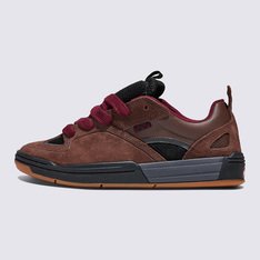 Viva a nostalgia do início dos anos 2000 com a tecnologia de skate atual. O Skate Mixxa Athletic é fortemente influenciado por uma época em que o skate acolheu alguns dos tênis mais ousados ??e expressivos. Extraindo referências de design dos arquivos da Vans para criar uma nova silhueta reminiscente do skate, o Tênis Skate Mixxa Brown Black apresenta painéis ollie de grandes dimensões combinados com camadas Duracap, que adicionam um toque de cor ao mesmo tempo que proporcionam durabilidade máxima. Fortemente influenciado pela nostalgia do estilo do início dos anos 2000, o  modelo apresenta atacadores largos, gola fofa e língua acolchoada, além de uma sola ousada e colorida, com marca retrô. O cabedal de material misto é feito de couro, material sintético e malha respirável para combinar com a estética arrojada, unindo a tecnologia progressiva de hoje com inspiração nos clássicos do passado.