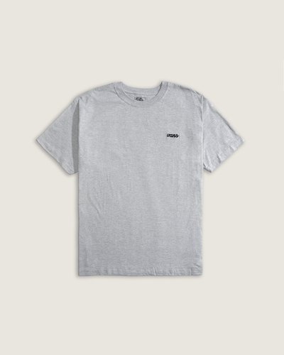 A Camiseta Manga Curta Scripted Athletic Heather reúne estampa frontal sobre malha knit, com gola careca e corte reto que valoriza o caimento clássico do modelo. O algodão confere toque macio, respirabilidade e conforto para o uso diário. Detalhes de construção atendem a uma proposta autêntica e descontraída, mantendo a linguagem do legado VANS sem excessos.