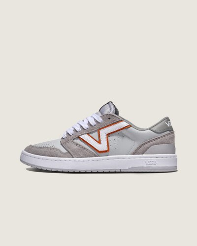 Conforto elevado encontra estilo atemporal

O Lowland 2.0 pega tudo o que é amado no Lowland e desenvolve-o, oferecendo uma nova mistura da herança inspirada no esporte e da inovação moderna da Vans. Com um ajuste atualizado para maior conforto e uma sola de borracha durável que substitui a tecnologia ComfyCush, ele foi construído para uso duradouro sem comprometer o estilo. Perfeito para quem valoriza versatilidade e autenticidade.