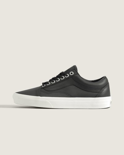 O Old Skool foi o primeiro design de calçado a apresentar a famosa Vans Sidestripe, embora, na época, fosse apenas um rabisco aleatório desenhado pelo fundador Paul Van Doren. Desde o seu lançamento em 1977, este modelo de cano baixo se consolidou como um ícone no cenário do skate, da música e da moda. De skatistas de rua e punks dos anos 90 a lendas do hip hop e da moda atuais, o Tênis Old Skool Bridge Black tem sido consistentemente o tênis preferido dos criativos que fazem as coisas do seu jeito.