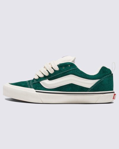 Com inspiração no estilo “volumoso” típico dos anos 90, o Knu Skool é a interpretação contemporânea do estilo clássico de uma década que representa o cenário do skate. Caracterizado por sua lingueta volumosa e Sidestripe Vans moldada em 3D, o Tênis Knu Skool Pig Suede Green traz o acabamento marcado por cadarços oversized e robustos. Apresenta heeltab do skate tradicional com inscrição Vans em “Drop V” e “Off The Wall” aplicada no calcanhar, com etiqueta tecida “Vans Off The Wall” aplicada na lingueta. Com perfil marcante e detalhes em estilo dramático dos anos 90, esse tênis lendário brinca com o original Old Skool, reverenciando um ícone do passado com as tendências do presente.