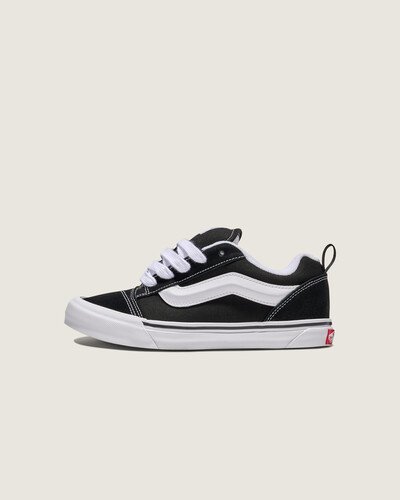 O Tênis Knu Skool Infantil Black True White incorpora o legado VANS em um modelo de couro com bico redondo, pensado para conforto e suporte. A construção privilegia materiais resistentes que oferecem flexibilidade e sensação macia ao calçar, preservando uma estética autêntica e criativa, com acabamento que reforça o caráter atemporal.