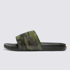 Deslize no conforto com o Chinelo Slide-On Camo Black. Com inspiração no solado vulcanizado dos clássicos Vans, o chinelo slide-on apresenta silhueta com uma tira larga em nobuck sintético com estampa camuflada com assinatura Vans em “Drop V”. Com forro de borracha macia e tecido elástico, o modelo possui palmilhas UltraCush super macias que incluem suporte de arco embutido e as solas waffle UltraCush™ Lite injetadas com leveza, flexibilidade e durabilidade. Esse modelo vai te acompanhar na correria de um dia inteiro. O logo “Vans Off The Wall” é aplicado na heeltab do calcanhar.