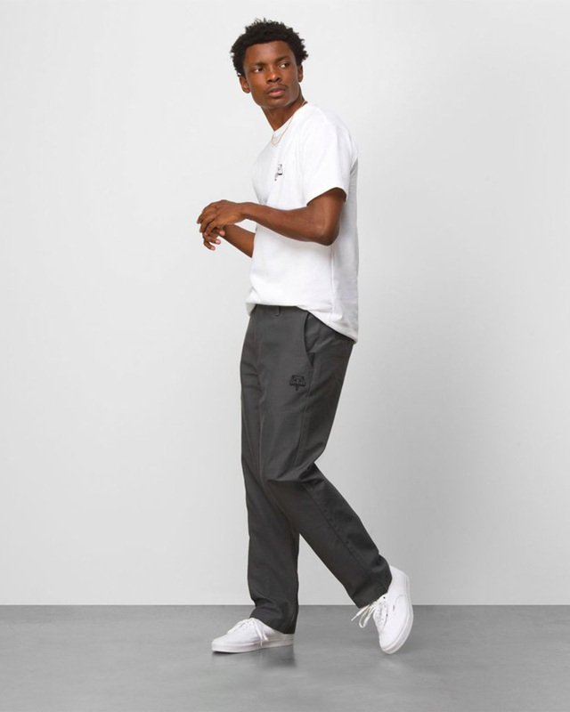 CALÇA AUTHENTIC CHINO GLIDE RELAXTAPER VANS X COURAGE ADAMS ASPHALT