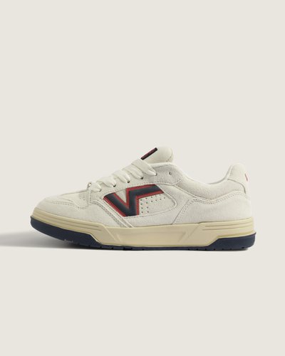 <p>Projetado em 1999. Atualizado para você em 2024. O Upland - um tênis dos arquivos da Vans - reinventado para os dias de hoje. O novo design da sola proporciona uma postura robusta e suporte sob os pés, enquanto os materiais superiores elevados e o logotipo em “V” moldado combinam para um estilo icônico e moderno. Terminados com atacadores grandes e logotipo ousado na língua e no calcanhar, o Tênis Uplandcamp Vintage White Red irá te transportar do passado diretamente para o seu futuro.</p>