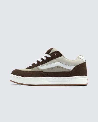 O Tênis Estazzo Skate Dark Brown White combina a nostalgia inspirada no Y2K, com o desempenho moderno do skate. O design da silhueta remete ao icônico estilo de vida do skate - do início dos anos 2000. Esse modelo apresenta recursos técnicos: com o amortecimento PopCush e reforços Duracap, o Estazzo não se resume apenas à aparência - ele foi feito para o skate.