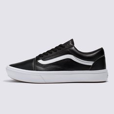 <p>Quando os clássicos se unem ao conforto. A Vans renovou a silhueta clássica do Old Skool introduzindo a tecnologia ComfyCush: uma nova sola mais macia e acolchoada que oferece ao ComfyCush Old Skool um ajuste sem igual que faz com que pareça que estamos andando nas nuvens. Apresentando uma construção co-moldada de espuma e borracha para a combinação perfeita de conforto e aderência, com o Classic ComfyCush Old Skool é possível se sentir confortável o tempo todo, mantendo a estética atemporal do icônico calçado com sidestripe. Equipado com solas de borracha que proporcionam durabilidade e tração, interiores simplificados de peça única com maior suporte no arco e forro com material que absorve a umidade em todo o interior do tênis. sidestripe em couro branco e viras laterais de borracha na cor preta, o Tênis Old Skool ComfyCush Black na cor preta confere um toque retrô aos estilos esportivos da Vans do início dos anos 90 e oferece uma experiência em que o conforto é vital.</p>
