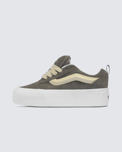 Com inspiração no estilo “volumoso” típico dos anos 90, plataforma robusta no solado com o dobro de altura, o Knu Stack é a interpretação contemporânea do estilo clássico de uma década que representa o cenário do skate, elevando o conceito a outro nível.  Caracterizado por sua lingueta volumosa e Sidestripe Vans moldada em 3D, o Tênis Knu Skool Suede Bungee Cord traz o acabamento marcado por cadarços oversized e robustos. Apresenta heeltab do skate tradicional com inscrição Vans em “Drop V” e “Off The Wall” aplicada no calcanhar, com etiqueta tecida “Vans Off The Wall” aplicada na lingueta.Com perfil marcante e detalhes em estilo dramático dos anos 90, esse tênis lendário mescla um ícone do passado, com as tendências do presente.
