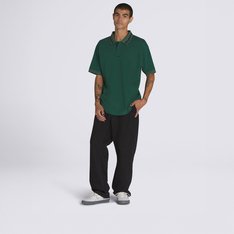 Se você precisa de uma calça mais folgada porque gosta de andar de skate ou simplesmente gosta de espaço extra, a Calça Skate Loose Pleated Curren Caples Black é a escolha certa. O jeans de algodão pesado oferece o máximo em durabilidade, com detalhes utilitários em ambos os joelhos para suportar suas quedas. Os detalhes de acabamento incluem um remendo de cós trançado e traz aplicação de etiquetas de skate Vans®.