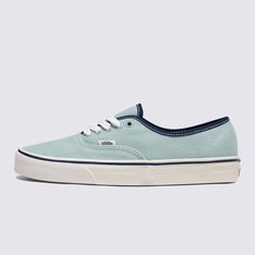 Nascido em 1966 em Anaheim, na Califórnia, o Authentic une o estilo do tênis de cano baixo original ao cabedal icônico de lona resistente. Conhecido originalmente como Vans #44 Deck Shoes, o Authentic se tornou um ícone cult imediato e incorpora a atitude “Off The Wall” desde então. Construído com um perfil simples com fechamento em cadarços, o Tênis Authentic Binding Gray Mist é um clássico que mantém viva a vibe old skool. Com cabedal em lona resistente na cor cinza, o modelo apresenta ilhós de metal, detalhes contrastantes e a original sola Waffle vulcanizada de borracha, exclusiva Vans.