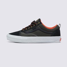 Fundada em São Francisco, CA, em 1987, as Spitfire Wheels são as rodas número 1 no skate. Conhecida pelo material de alta qualidade, equipe de classe mundial e sua dedicação em apoiar as cenas locais de skate e comunidade. A Vans Skateboarding se reúne com a Spitfire para lançar uma coleção inspirada em viagens de skate inesquecíveis com a galera. O Tênis Skate Old Skool Spitfire Black Flame oferece o que você precisa para permitir máxima progressão. Projetado incorporando o logo da Spitfire, traz as cores em preto e laranja, juntamente com materiais robustos como componentes de borracha, ripstop e ferragens de metal. Completado com travas de cadarço projetadas para acompanhar todos os desafios de uma viagem de skate com os amigos, trazendo todos os benefícios de desempenho que os skatistas exigem.