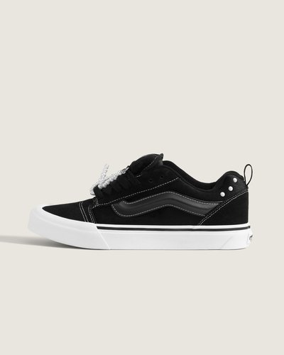 Tênis Knu Skool Pearl Suede Black traz o legado autêntico da Vans com construção vulcanizada e cabedal em couro combinado a detalhes em tecido listrado. Solado em borracha proporciona tração e durabilidade, enquanto o colarinho acolchoado oferece conforto e suporte. Design pensado para flexibilidade e resistência, com acabamento que valoriza expressão e atitude descontraída, mantendo os elementos técnicos e construtivos que marcaram a história da Vans.