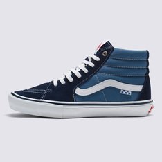 Vans Skate Classics: Ultra resistência no interior para a prática do skate. Completamente redesenhada para o skate moderno, a coleção Skate Classics oferece mais do que os skatistas precisam para permitir evolução máxima. O cabedal de camurça e lona do Tênis Skate Sk8-Hi Navy White oferece a aparência icônica que você deseja, trazendo todos os benefícios de desempenho que os skatistas exigem. Das subcamadas reposicionadas Duracap™ e palmilhas Popcush™ ao composto de borracha SickStick™, este tênis de skate tem cano alto e foi desenvolvido para suportar o impacto diário da prática de skate e manter você confortável entre as sessões. O modelo traz a nova etiqueta tecida Vans em checkerboard aplicada na lateral.