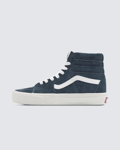 O Sk8-Hi, originalmente chamado de Style #38, foi apresentado em 1978 como o primeiro tênis de cano alto para a prática do skate. Apresentando um inovador colarinho alto acolchoado para suporte no tornozelo e uma biqueira reforçada, foi o segundo tênis a apresentar a icônica sidestripe da Vans ao mesmo tempo que trouxe um visual totalmente novo para a família Vans. Foi e ainda é um emblema da cultura “Off The Wall”. Em homenagem ao primeiro tênis de cano alto, o Tênis Sk8-Hi Pig Suede Stargazer é construído com lona e tecido sintético resistentes em uma variedade de cores clássicas e inesperadas. Este tênis com cadarço também vem equipado com solas de borracha waffle exclusivas para maior aderência no dia a dia.