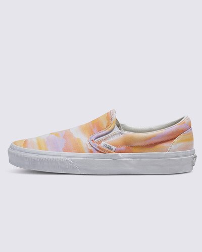 O Slip-On que Estabelece Tendências Desde 1979

O Classic Slip-On, com sua abordagem "Sem Cadarços, Sem Problemas", foi introduzido ao mundo pela primeira vez em 1979. Desde então, tornou-se um ícone da cultura pop, conhecido por sua capacidade de se vestir de forma casual ou mais formal, seu conforto confiável e a flexibilidade para se adaptar ao estilo de todos. Com uma estampa pastel dos sonhos fluindo pelos cabedais brancos, o Classic Slip-On é uma silhueta atemporal que combina com qualquer ocasião.