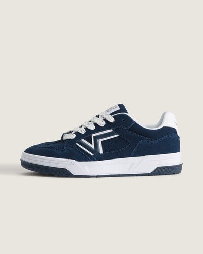 O Tênis Upland Popped Outsole Navy traz o legado icônico da VANS em um modelo que une construção clássica e conforto cotidiano. Cabedal em leather com painéis em camurça e perfurações laterais adiciona textura enquanto a montagem cold cement entrega acabamento limpo e resistência. Fechamento por cadarço proporciona ajuste seguro, palmilha forrada garante sensação acolchoada, bico redondo e design inspirado no retro completam a proposta do Upland.