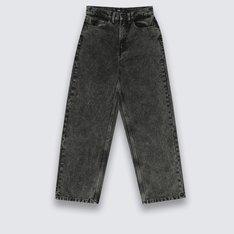 Quando você se veste com estilo, é praticamente impossível ter um dia ruim. A Calça Stonewash Baggy Black oferece o estilo, o conforto, a mobilidade e a comodidade ao andar de skate os pequenos precisam. Apresenta caimento largo, estilo clássico de cinco bolsos e pernas mais largas. De cintura alta que fica folgada no quadril e nas coxas que afunila na perna, possui passador de cinto em "V" e reforços bordados com assinatura Vans em "Drop V" nos bolsos, com uma etiqueta em checkerboard costurada na parte interna da bainha para adicionar um detalhe ao dobrar. Com caimento solto e afunilado.