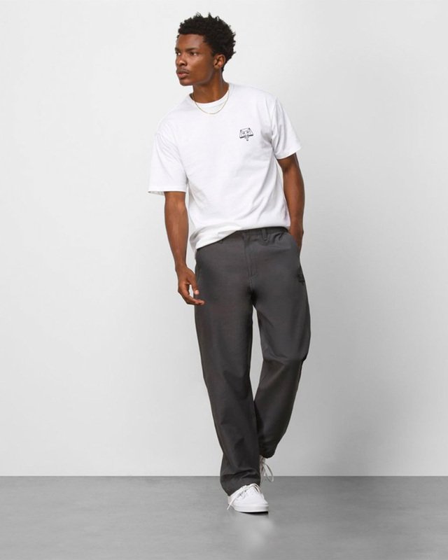 CALÇA AUTHENTIC CHINO GLIDE RELAXTAPER VANS X COURAGE ADAMS ASPHALT
