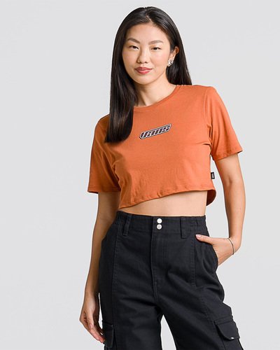 O estilo “Off The Wall” é referência nas artes, na cultura de rua e nos esportes de ação. Com estampa frontal icônica, a Camiseta Retro V Crew Crop II SS Auburn de manga curta é urbana e compõe o visual casual, com inspiração no street style. Confeccionada em tecido 100% algodão, na cor marrom e gola redonda, o modelo possui modelagem mais curta, estilo cropped e larga - que veste soltinha no corpo - para uso em diversos momentos. A camiseta proporciona conforto e veste fácil, para curtir dentro e fora das pistas.