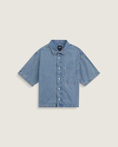 Camisa Manga Curta Cyrus Straight Hem Denim combina corte clássico com construção em jeans leve de algodão. O bolso frontal bordado adiciona detalhamento sutil enquanto o tecido lavado oferece maciez e caimento natural. Acabamentos costurados reforçam a estrutura, proporcionando conforto e flexibilidade nas movimentações. Modelo com visual descontraído e toque autêntico, assinatura Vans presente no acabamento.