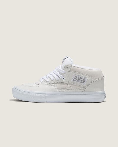 Vans Skate Classics: Ultra resistência no interior do tênis para a sua melhor performance no skate. Redesenhada para o skate moderno, a coleção Vans Skate Classics oferece mais do que os skatistas precisam para permitir evolução máxima. Com cabedal clássico de camurça e lona, o Tênis Skate Half Cab Skate Daz White White possui a silhueta icônica que você deseja, trazendo todos os benefícios de desempenho que os skatistas exigem.