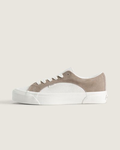 O Tênis Lampin Lx Brown Bronw traz o legado Vans em um modelo em couro com construção vulcanizada. Cabedal em couro resistente, entressola vulcanizada que oferece suporte e flexibilidade, forro acolchoado e acabamento que privilegia conforto e resposta ao movimento. Sola de borracha com desenho pensado para tração e aderência, resultado de uma tradição ligada ao skate e à atitude autêntica da marca.