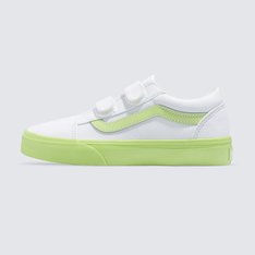 Feito especialmente para proporcionar o calce seguro e confortável dos pequenos, o Tênis Old Skool Pop Outsole Lime Infantil homenageia o icônico tênis com Sidestripe™, substituindo os cadarços tradicionais por fechos duplos de velcro. Com cabedal durável de camurça e lona branca com detalhe contrastante em verde na sidestripe e na sola de goma, este modelo de cano baixo proporciona um ajuste fácil e seguro, mantendo o conforto dos pequenos durante todo o dia. O tênis apresenta biqueiras reforçadas, colarinhos acolchoados de suporte e sola de borracha waffle exclusiva Vans.