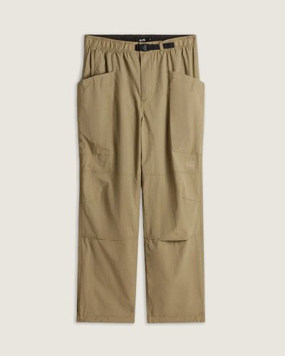 A Calça Mte Trek Guide Bay Leaf foi projetada para suportar qualquer aventura, seja urbana ou ao ar livre. Feita em ripstop de nylon 100% reciclado e tratada com um revestimento impermeável durável, oferece proteção contra desgaste e umidade. Possui caimento solto e afunilado, cós com forro macio e cinto de malha integrado para máximo conforto. Vários bolsos, incluindo bolsos cargo laterais e compartimentos com zíper, proporcionam funcionalidade, enquanto joelheiras, painéis de ventilação em mesh e elásticos na bainha otimizam a mobilidade. Ela se encaixa facilmente em sua própria bolsa de nylon, tornando-a perfeita para viagens.