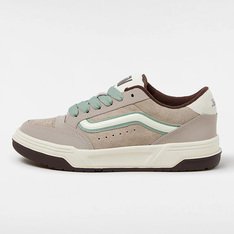 O Tênis Hylane Atmosphere é um tênis inspirado no skate Y2K que reinterpreta a silhueta do Upland, lançado pela Vans em 1999. Passado e presente se cruzam nos detalhes de design elevados, como a faixa lateral brilhante em 3D e os logotipos bordados - enquanto a postura robusta e a língua de skate fofa proporcionam uma aparência retrô. Terminado com uma construção robusta da entressola e uma textura em V entrelaçada exclusiva, o Hylane transforma a estética com inspiração no Old Skool, em um item essencial do guarda-roupa atual.