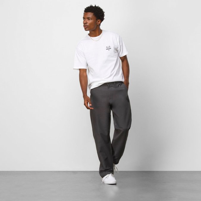 CALÇA AUTHENTIC CHINO GLIDE RELAXTAPER VANS X COURAGE ADAMS ASPHALT