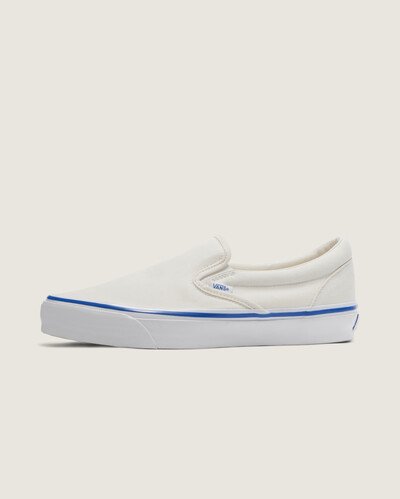 Lançado pela primeira vez em 1977, o Vans #98 - agora conhecido como Classic Slip-On - instantaneamente se tornou um ícone no sul da Califórnia. Hoje, o Tênis Slip-On Vlt Vault Og Lx Off White é reconhecido mundialmente por sua silhueta confortável, calce simples e design consagrado. O tênis é um item essencial para o dia a dia, mantendo o verdadeiro estilo "Off The Wall".