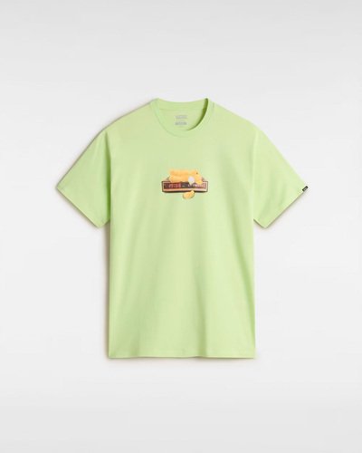 A Camiseta Ss Shadow Lime de manga curta, possui gola redonda e caimento que veste mais solto. O modelo apresenta estampa frontal de um ursinho de pelúcia tirando uma soneca em cima de um relógio despertador antigo, com a data de origem da Vans® (19:66), cronometrada para o alarme.