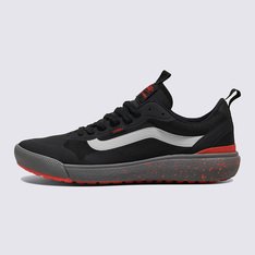 Máximo conforto e aliado de todas as rotinas. Esteja sempre pronto para o inesperado com o Tênis Ultrarange Exo Mte Gray Red. Com um solado co-moldado construído em padrão tratorado em waffle - exclusividade Vans - ele maximiza a cobertura, aderência e durabilidade da borracha. A nova entressola UltraCush™ Lite traz conforto e leveza para o calce. O modelo de cano baixo possui cabedal com inspiração na silhueta do icônico Old Skool - em camurça, tecido e sintético cinza - totalmente respirável, com biqueira e antepé de borracha renovado, deixando o calce no ajuste ideal. O Exo Skeleton fornece apoio integrado nos dedos e na parede lateral medial, com uma trava de calcanhar para um ajuste seguro. No calcanhar e lingueta, traz puxadores, facilitando o calce. O tradicional skate “Vans Off The Wall” é aplicado na heeltab do calcanhar. Traz etiqueta Vans aplicada na lateral do tênis, enquanto a assinatura “Vans Ultrarange” é aplicada na lingueta. Conforto e estilo dentro e fora das pistas.