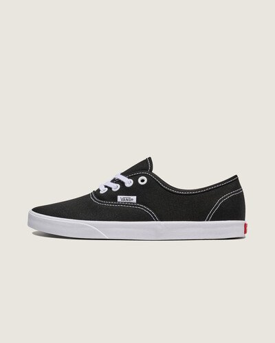 O tênis Heritage original com uma construção mais discreta. A silhueta do Tênis Authentic Lowpro Black White apresenta partes superiores em camurça elevadas em cores inesperadas e atacadores grossos que conferem um contraste único a este design imponente e elegante. Com solas de borracha waffle icônicas e a estética reconhecível do Authentic original, o Authentic Lowpro é a versão atemporal desse clássico.