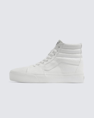 O tênis Sk8-Hi foi introduzido em 1978, originalmente chamado de Style 38 e exibia a icônica sidestripe em uma nova silhueta inovadora de cano alto. Por ter sido apenas o segundo modelo com o marcador reconhecível, antigamente conhecido como “faixa de jazz”, o Sk8-Hi trouxe um visual totalmente novo para a família Vans. Honrando aquele primeiro lendário cano alto, o Tênis Sk8-Hi Plataforma True White é construído com cabedais duráveis em camurça e lona, sidestripe em couro e viras laterais de borracha. Este tênis com cadarço também possui biqueiras reforçadas, colarinhos acolchoados firmes e o solado plataforma emborrachado em waffle.