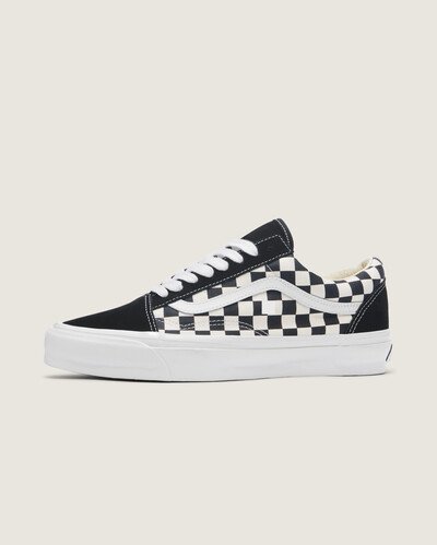O Style 36, o segundo tênis de skate criado pela Vans, estreou em 1977. Foi o primeiro tênis da Vans a apresentar o icônico Sidestripe™ - também conhecido como "Jazz Stripe" - o Tênis Vault Og Lx Checkerboard Black Off White se consolidou no cenário mundial como um clássico absoluto, dentro e fora das pistas. Ele foi renomeado para Old Skool™ no início dos anos 90, antes de comemorar seu 30º aniversário e se tornar oficialmente um Vans Classic. Os tênis Premium Old Skool 36 têm detalhes de design na silhueta, incluindo uma parede lateral mais alta e brilhante, com uma costura destacada.