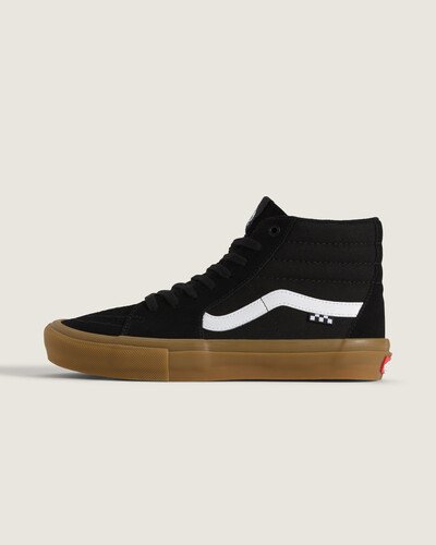 Skate Classics: Ultra resistência no interior para a prática do skate. Completamente redesenhada para o skate moderno, a coleção Skate Classics oferece mais do que os skatistas precisam para permitir evolução máxima. O cabedal de camurça e lona do Tênis Skate Sk8-Hi Black Gum oferece a aparência icônica que você deseja, trazendo todos os benefícios de desempenho que os skatistas exigem. Das subcamadas reposicionadas Duracap™ e palmilhas Popcush™ ao composto de borracha SickStick™, o tênis de skate tem cano alto e foi desenvolvido para suportar o impacto diário da prática de skate, mantendo você confortável entre as sessões. O modelo traz a nova etiqueta em checkerboard tradicional na lateral.