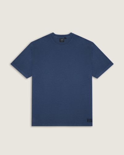 A Camiseta Manga Curta Loose Fit é confeccionada em KNIT de algodão 16/1, com fio aberto e toque seco, e bordado tonal que adiciona identidade discreta. O corte loose fit proporciona caimento solto, conforto e liberdade de movimento, com construção reforçada nas costuras para maior resistência. Modelo essencial que mistura acabamento limpo e sensação agradável ao vestir.