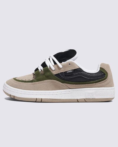O Tênis Speed Moon Rock é um modelo vintage da linha de skate Vans, lançada no outono de 1998, trazido para os dias de hoje. Feito com partes superiores de camurça e tela que imitam o design do modelo original, esta versão reeditada do Tênis Speed apresenta cores clássicas que utilizam painéis rápidos para um visual em camadas. A sola modernizada dos meados dos anos 90 e a marcação na língua moldada elevam ainda mais este estilo nostálgico.