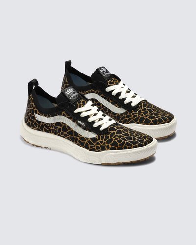 Para a temporada, a equipe da Vans repensou, re-projetou e reconstruiu cada parte da estética e tecnologias do UltraRange para torná-lo mais sustentável. A renovação do Tênis Ultrarange Vr3 Giraffe Brown Black apresenta entressola EcoCush™ moldada com espuma 50% Bio-Based, construção leve, sola de borracha EcoRubber™ de fontes renováveis e cabedal respirável em knit com estampa animal print de girafa, projetado com 50% algodão orgânico, 34% rPET, 14% Nylon reciclado e 2% Spandex, para reduzir o desperdício na produção em comparação com o cabedal tradicional de corte e costura da Vans. O UltraRange VR3 é a manifestação de uma ideia: que não se trata de para onde vamos, mas de como chegamos lá. A equipe da Vans traçou metas ambiciosas de sustentabilidade. Grandes ou pequenos, todos os esforços se somam a mudanças positivas. Para poder estampar o logotipo VR3 Checkerboard Globe, pelo menos 30% do produto deve ser feito de materiais reciclados, renováveis e/ou regenerativos. Para saber mais sobre a Vans e sua jornada de materiais sustentáveis, acesse vans.com.br/sustentabilidade.