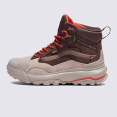 “You are Made for the Elements”. Estes são os seus Vans. O Tênis Crestline Waterproof Mte Bitter Chocolate utiliza tecnologias avançadas para calçados para desenvolver uma bota resistente de cano alto que é elegante, versátil e confortável para qualquer pessoa, em qualquer situação. Apresentando um ajuste mais espaçoso com proteção à prova d'água HydroGuard e a sola All-Trac atualizada projetada para máxima tração, essa bota oferece o equilíbrio perfeito entre amortecimento e suporte, não importa onde a trilha te leve. O modelo possui o logotipo Vans Checkerboard Globe: este produto é feito de pelo menos 30% de um ou uma combinação de materiais reciclados, renováveis ??e/ou regenerativos. Para saber mais sobre a Vans e a sua jornada rumo a materiais sustentáveis, acesse vans.com.br/sustentabilidade.