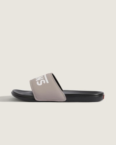 O Chinelo La Costa Slide On Mushroom Black é confeccionado em material sintético resistente com construção cold cement, trazendo o DNA VANS em um formato prático de tira larga. A superfície da sola apresenta relevo texturizado que oferece suporte e conforto desde o primeiro uso. Solado em EVA garante leveza e amortecimento, enquanto o acabamento costurado reforça a construção e entrega um ar descontraído e autêntico.