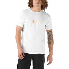 A Classic Easy Box T-Shirt é uma camiseta de manga curta em 100% algodão cardado ringspun mais pesado com gráfico simples do logotipo no peito. Tipo de caimento: clássico. O modelo tem 1,82 m de altura e usa tamanho Médio.