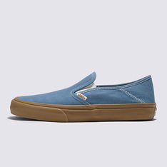 O Salt Wash Slip-On VR3 SF combina design sustentável com nosso icônico slip-on baseado em surf para criar um estilo de calcanhar dobrável confortável e atualizado. Com cabedal feito de lona de algodão 50% orgânico, maior conforto com nossa palmilha VR3Cush™ de espuma de base biológica e um novo solado VR3Waffle™ que usa borracha natural cultivada de forma regenerativa, este calçado sem cadarço desconstruído combina detalhes modernos e vintage.

Nossa equipe traçou metas ambiciosas de sustentabilidade. Grandes ou pequenos, todos os nossos esforços se somam a mudanças positivas. Para poder estampar o logotipo VR3 Checkerboard Globe, pelo menos 30% do produto deve ser feito de materiais reciclados, renováveis e/ou regenerativos.

CARACTERÍSTICAS DO PRODUTO 
• MATERIAL DO CABEDAL: Confeccionado em lona 50% algodão orgânico. 
• PALMILHA: A nova palmilha VR3Cush™ é produzida com pelo menos 25% de espuma EVA de base biológica parcialmente derivada de plantas, de acordo com o padrão de teste ASTM D6866-16.
• SOLA: Toda a borracha usada para produzir a sola VR3Waffle™ (60% do composto) é uma borracha natural cultivada de forma regenerativa, proveniente de fazendas que utilizam práticas agrícolas destinadas a promover a biodiversidade, melhorar os ciclos da água, melhorar a saúde do solo e/ou sequestrar carbono. Este novo composto de borracha foi desenvolvido e projetado para manter a aderência e durabilidade que fazem parte da história da Vans desde 1966.

Para saber mais sobre a Vans e sua jornada de materiais sustentáveis, acesse vans.com.br/sustentabilidade.Aproveite a Black Friday Vans e adquira já seu novo produto Off The Wall
