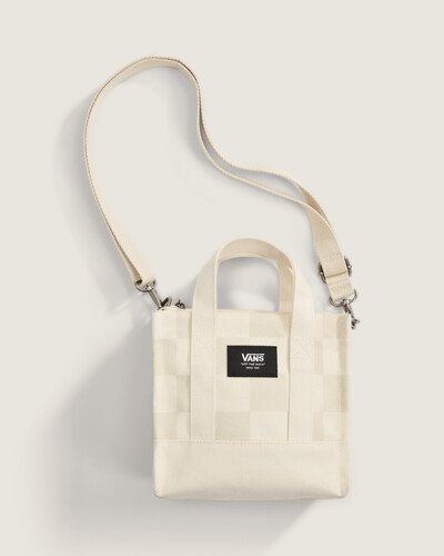 A Bolsa Oatmeal é pequena, mas poderosa, no estilo exclusivo da Vans®. Com um fecho de zíper seguro, o modelo possui uma alça de ombro removível e ajustável. A mini bolsa exibe a icônica estampa em checkerboard por toda a peça.