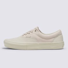 O tênis Vans Era foi o primeiro modelo projetado para skatistas e pensado por skatistas. Introduzido em 1976 e originalmente chamado Vans #95, o Vans Era tornou-se popular pelos lendários Z-Boys e continua sendo o tênis de escolha para skatistas, surfistas e pessoas criativas em todo o mundo. O tênis Vans Era Mono Khaki possui cabedal de lona resistente monocromático em branco. O modelo possui viras laterais, biqueiras reforçadas para suportar o desgaste por repetição, ilhós de metal, colarinho acolchoado para dar apoio e flexibilidade e a original sola Waffle de borracha exclusiva Vans.

Características do produto:
• Tênis de cano baixo original da Vans • Fechamento com cadarço • Cabedal resistente em lona • Colarinhos acolchoados • Ilhós de metal • Sola de borracha waffle exclusiva Vans.