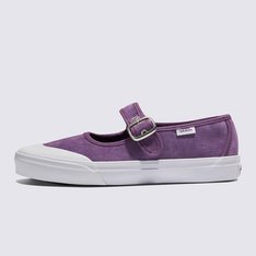 Incorporando a nostalgia retrô e uma interpretação lúdica da feminilidade, a Vans Mary Jane revitaliza essa silhueta atemporal e a eleva para um novo nível. Combinando uma fivela simples e uma tira com uma capa de borracha para os dedos, costura contrastante e a icônica sola de borracha tipo waffle, o Tênis Mary Jane Suede Grape Jam oferece a mistura perfeita de casualidade e elegância, ideal para todos os momentos.