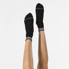 O Peek-A-Check Crew é um modelo de meia com nervuras largas 79% algodão, 20% nylon e 1% elastano,cano curto e detalhes quadriculados em jacquard.